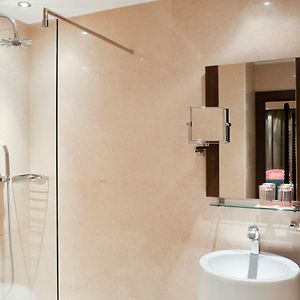 Camera standard accessibile ai disabili con letto king size